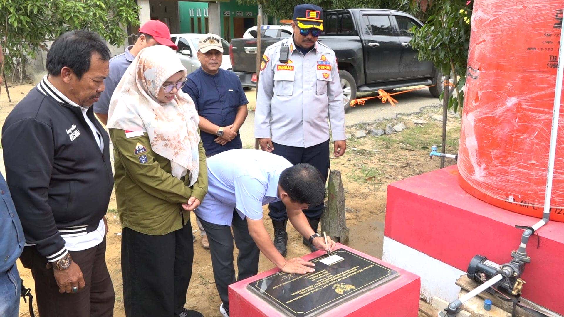 Bupati Satono Resmikan Sumur Bor Di Desa Tanah Hitam Dan Sebubus, Minta Warga Gunakan Sebaik-Baiknya