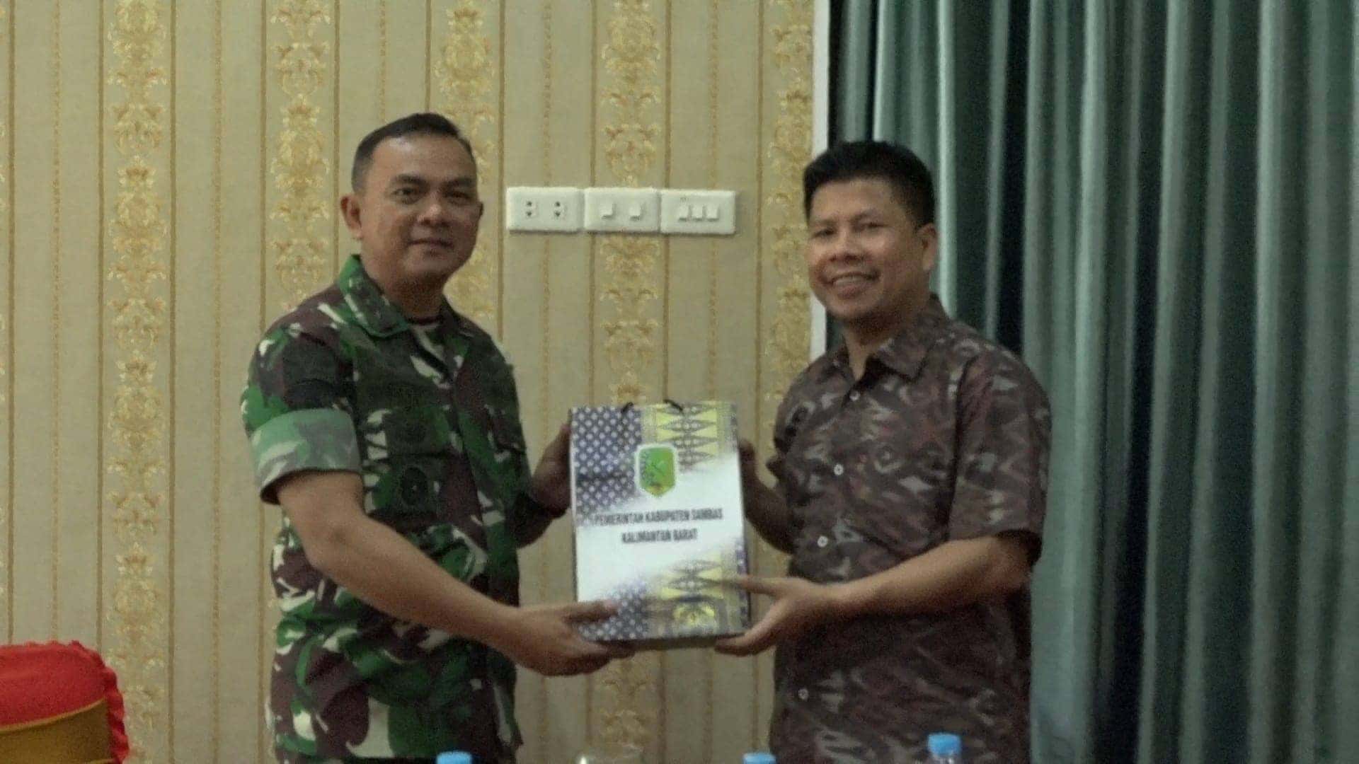 BUPATI SAMBAS SATONO SAMBUT KUNJUNGAN SILATURAHMI DANBRIGIF 19 KHATULISTIWA