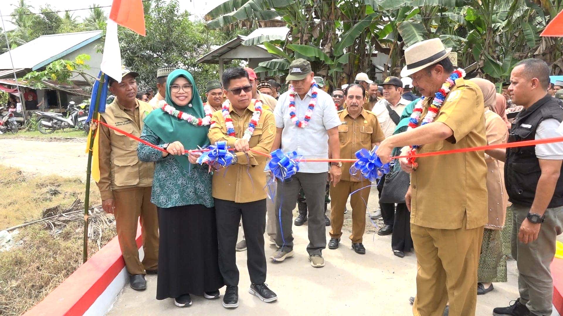 BUPATI SAMBAS SATONO RESMIKAN JEMBATAN KANTOR DESA SEMPERIUK A
