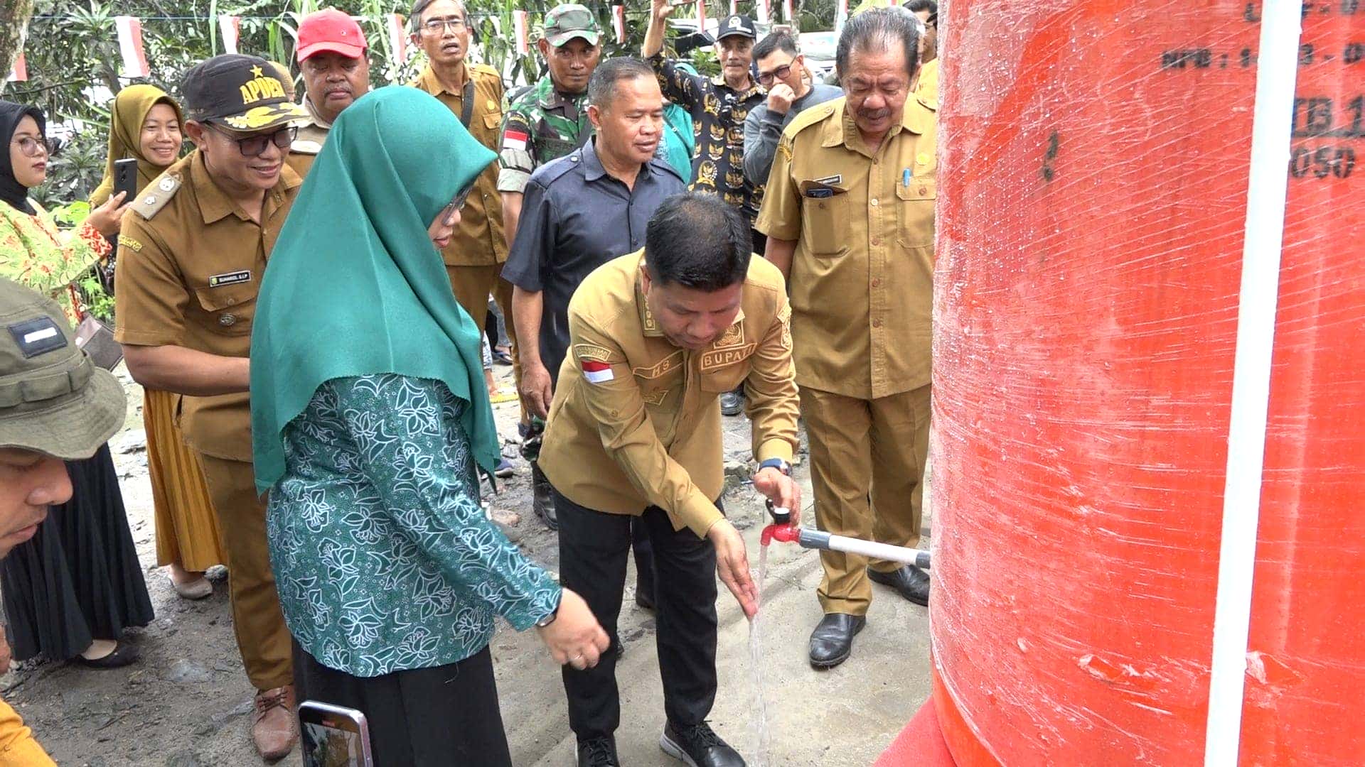 BUPATI SATONO RESMIKAN SUMUR BOR NON APBD KE-14 DI DESA SARI LABA A
