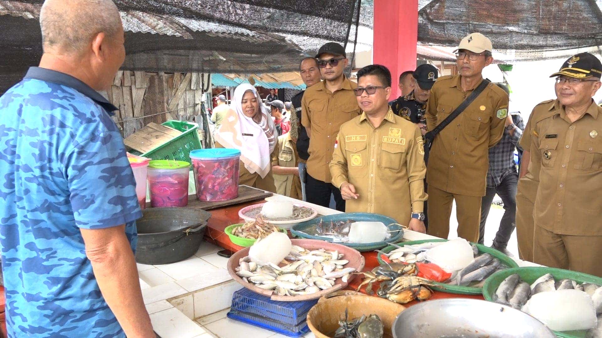 BUPATI SATONO ASYIK BELANJA SAAT  TINJAU PEMANFAATAN PASAR RAKYAT MATANG SURI