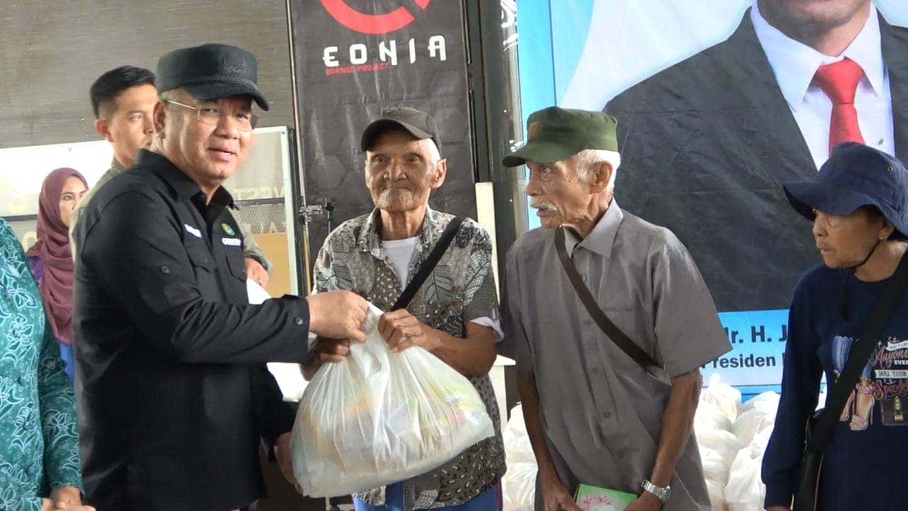 Pj. Gubernur Kalbar Membagikan Bantuan Pangan Di PLBN Aruk