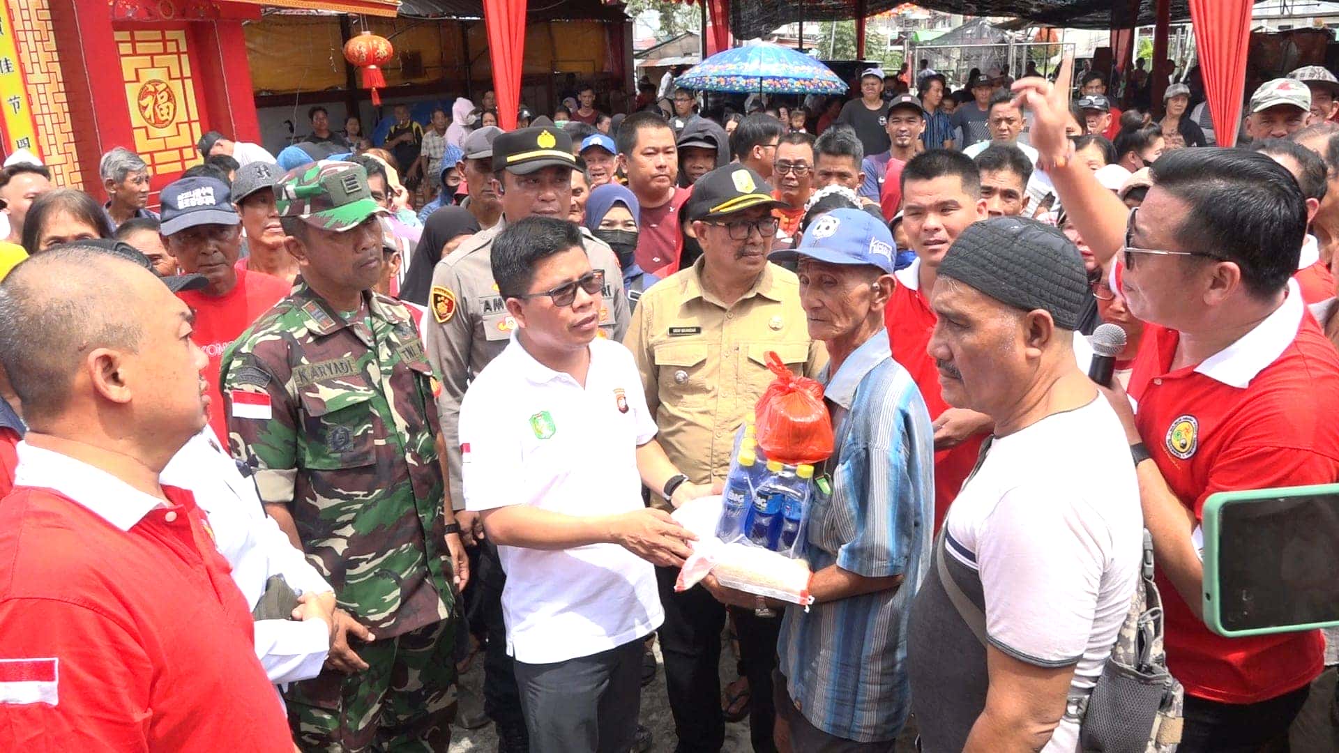 BAGIKAN PAKET IMLEK, BUPATI SATONO UCAP TERIMA KASIH KEPADA TRIDHARMA ATAS KEPEDULIAN TERHADAP WARGA SEKITAR