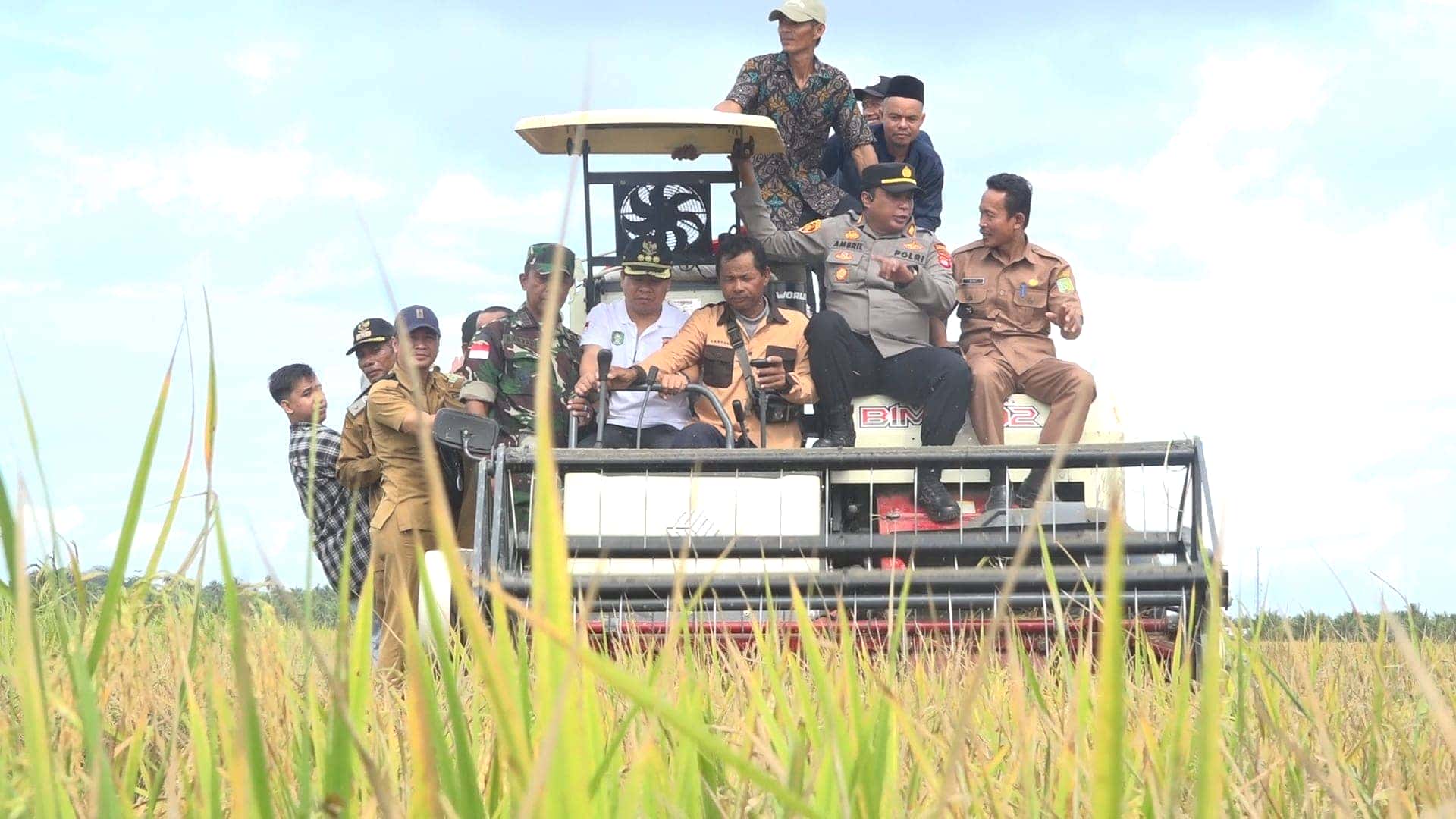 BUPATI SATONO PUJI POKTAN SALATIGA PANEN PADI NUTRIZINK 9.7 TON PERHEKTAR