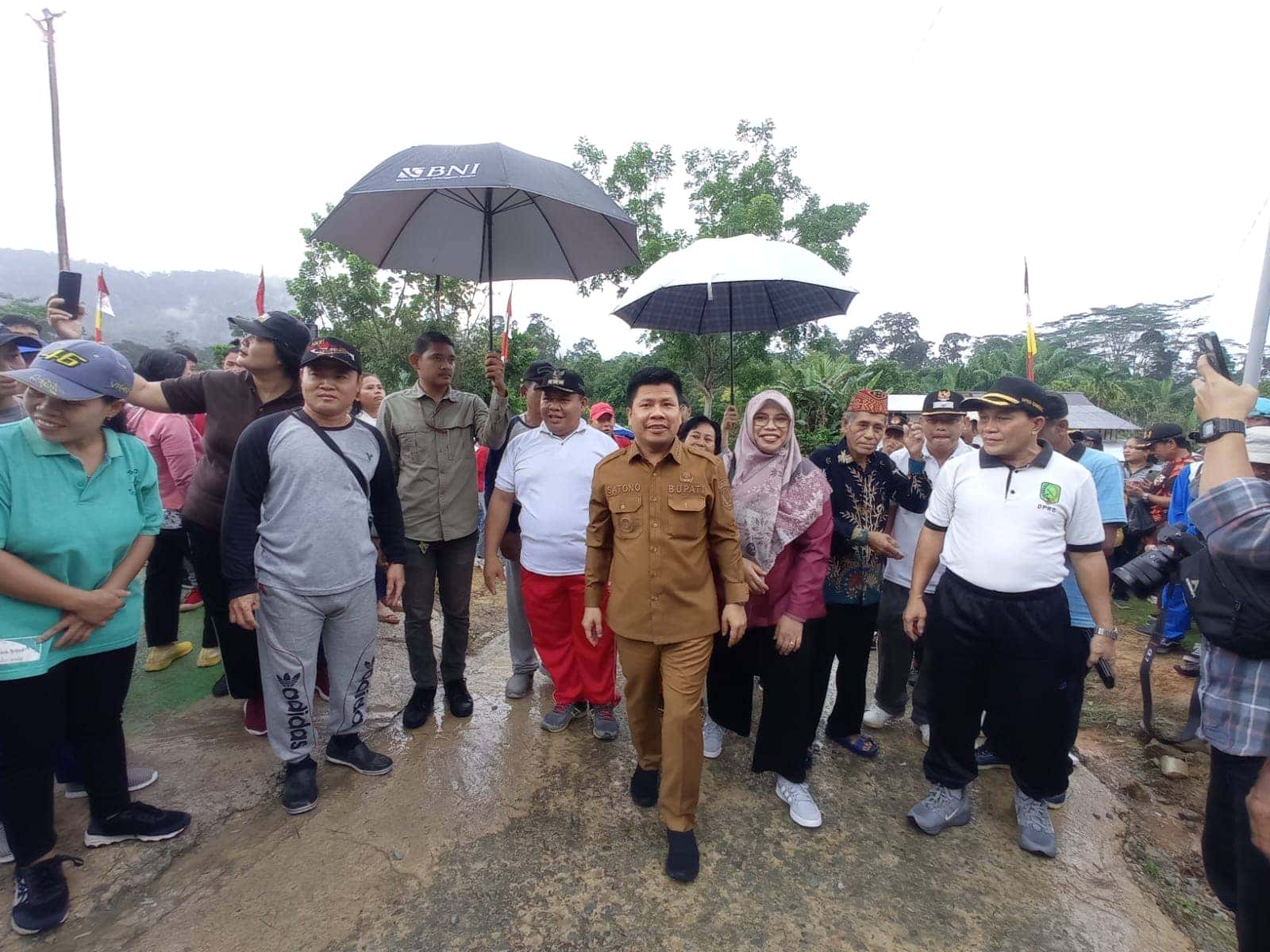 GUYURAN HUJAN DERAS, BUPATI SAMBAS SATONO HADIRI GERMAS DI SAJINGAN BESAR
