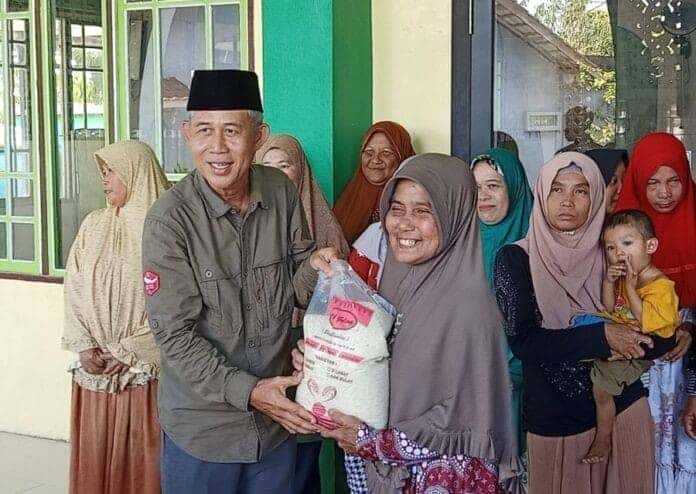 Bupati Satono Salurkan Bantuan 500 Kg Beras untuk Jemaah Masjid Ummatul Islam Semparuk
