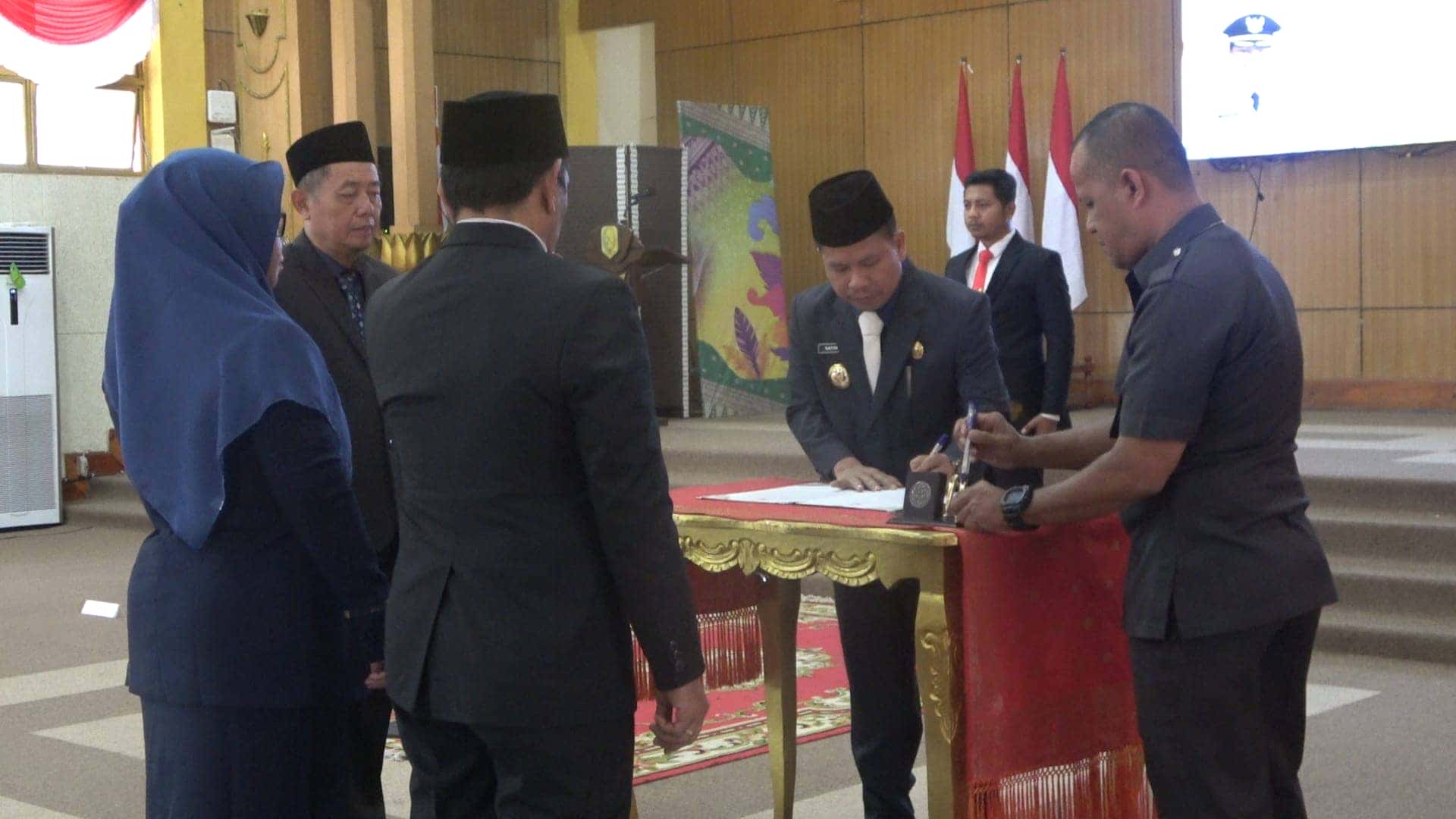SEBAGAI PROSES PENYEGARAN, BUPATI SATONO LANTIK 47 PEJABAT DILINGKUNGAN PEMDA SAMBAS