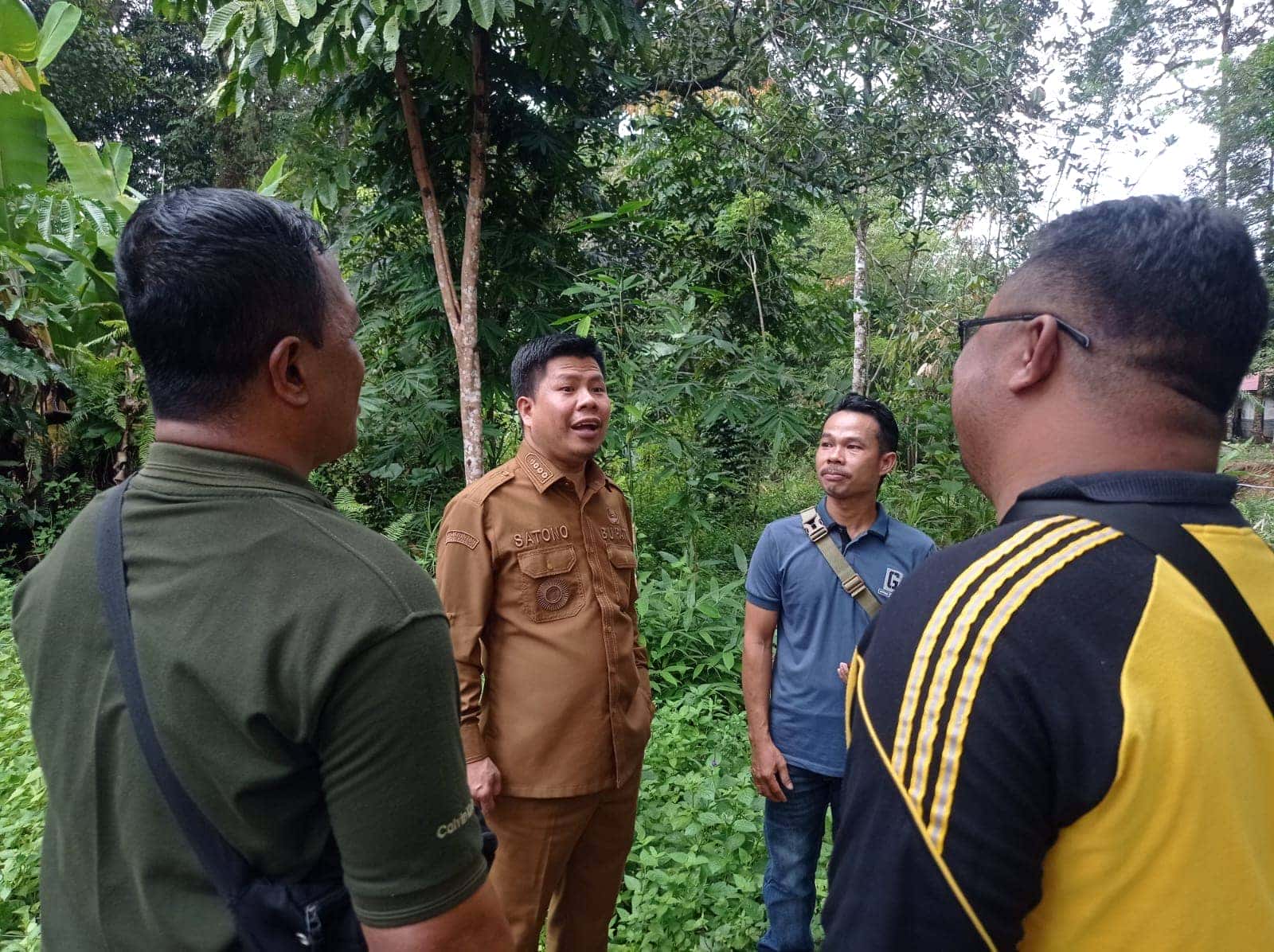 PANTAU JEMBATAN ROBOH, BUPATI SATONO INGIN PERCEPATAN DIBANGUN KEMBALI