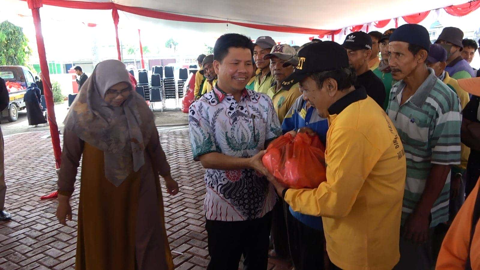 BUPATI SATONO BAGIKAN PAKET LEBARAN KEPADA PETUGAS KEBERSIHAN DINAS PERKIMLH KAB.SAMBAS