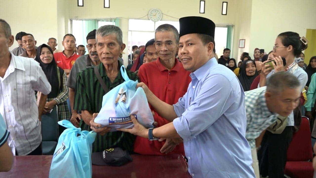 BUPATI SATONO SERAHKAN PAKET RAMADHAN KEPADA WARGA SAMBAS