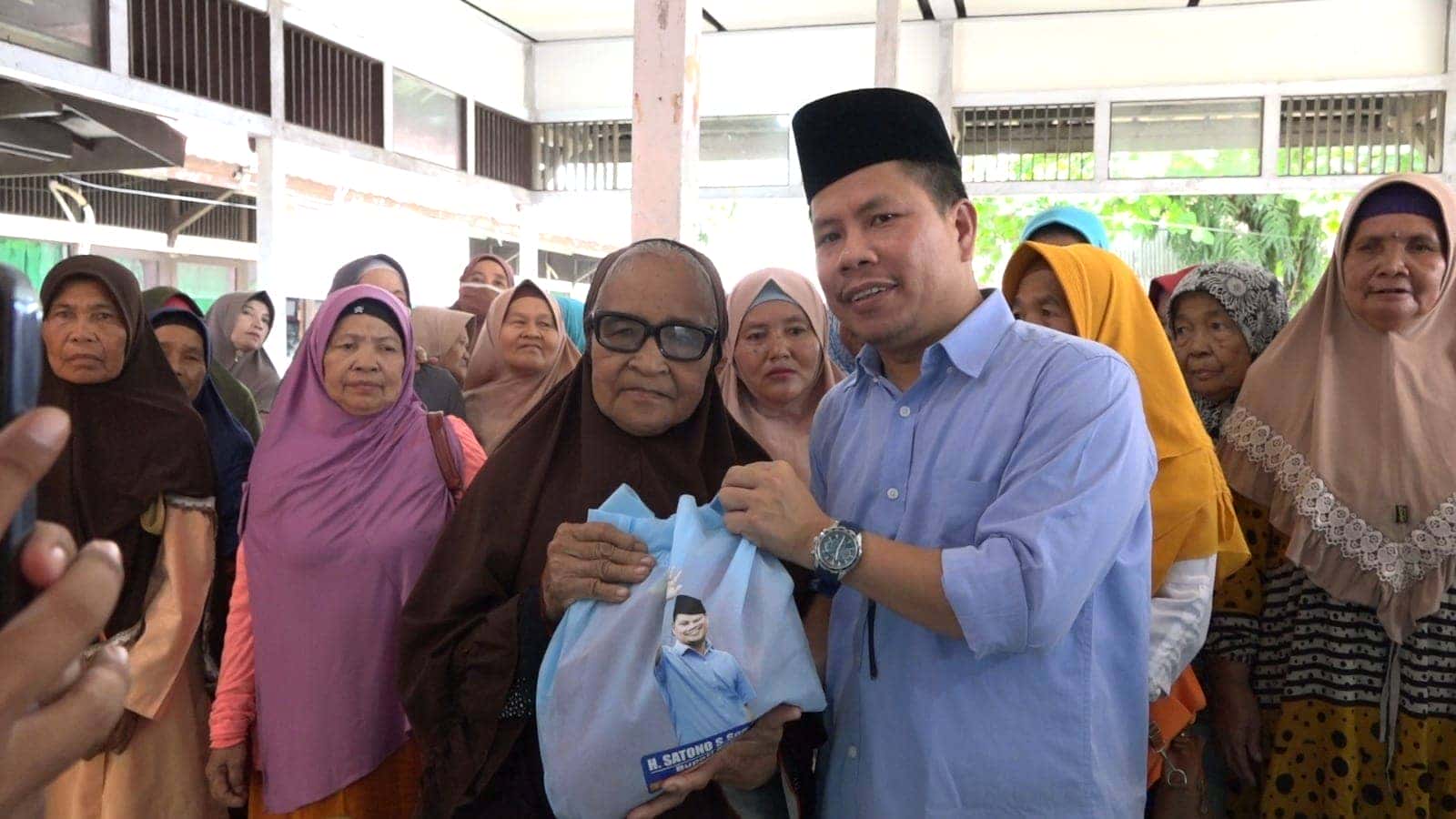 SERAHKAN PAKET LEBARAN DI JAWAI, SATONO BERHARAP DUKUNGAN MASYARAKAT DALAM PERCEPATAN PEMBANGUNAN