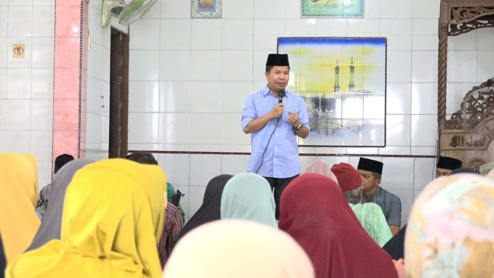 WARGA JAWAI SELATAN SUMRINGAH TERIMA PAKET LEBARAN DARI BUPATI SAMBAS SATONO