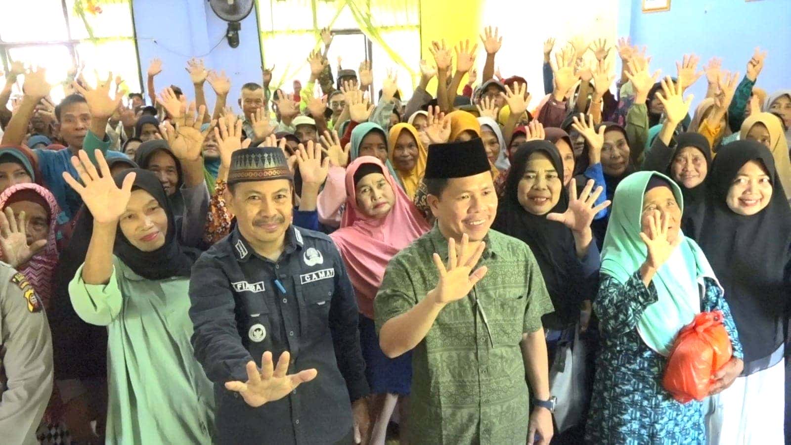 BUKTI PEMERINTAH HADIR DITENGAH MASYARAKAT, BUPATI SATONO BAGIKAN PAKET LEBARAN KEPADA WARGA SELAKAU