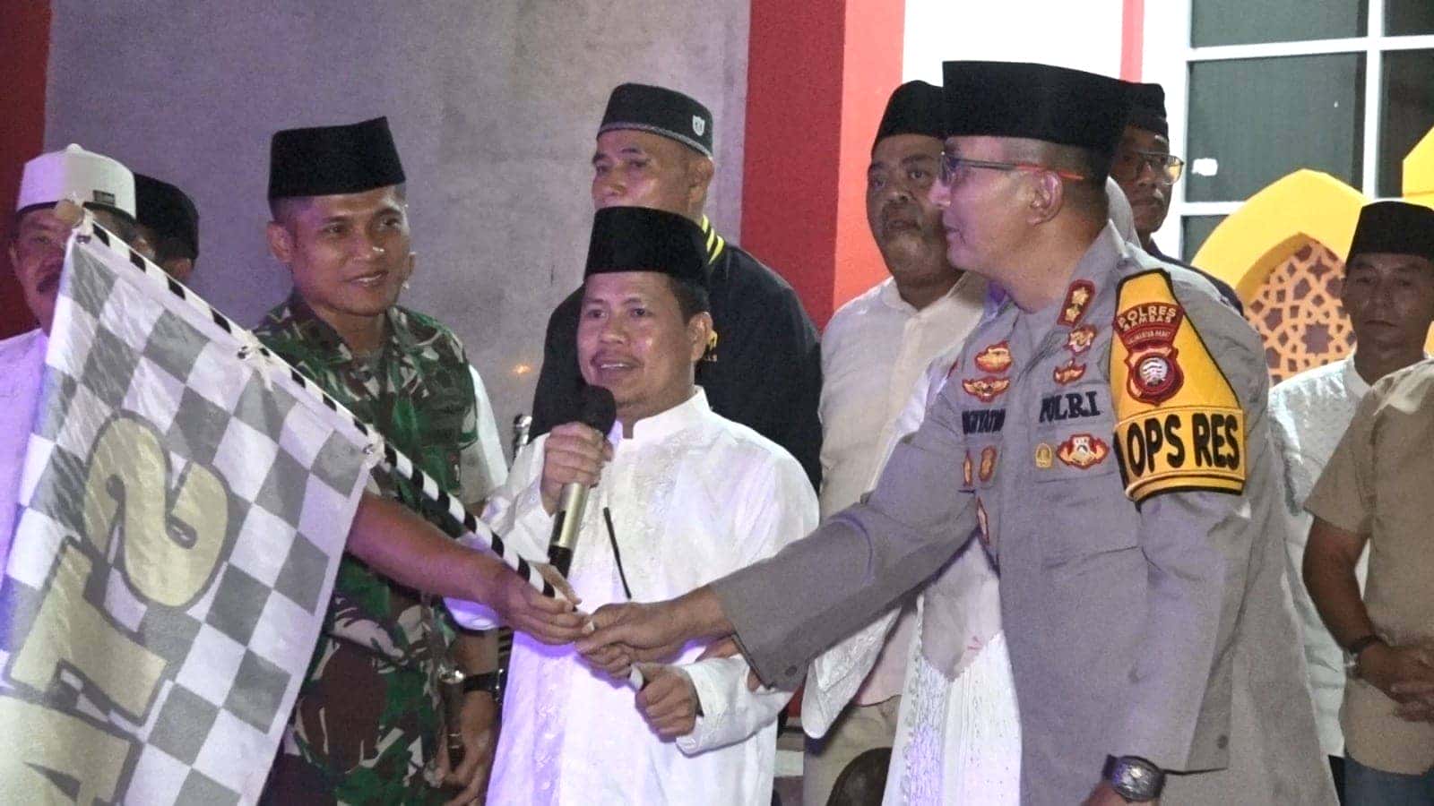 BUPATI SAMBAS SATONO LEPAS DAN IKUTI PAWAI TAKBIR MENYAMBUT 1 SYAWAL 1445 HIJRIAH