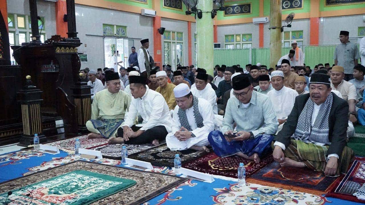 BUPATI SAMBAS SATONO LAKSANAKAN SHOLAT IDULFITRI DI MESJID AL MUHSININ SAMBAS