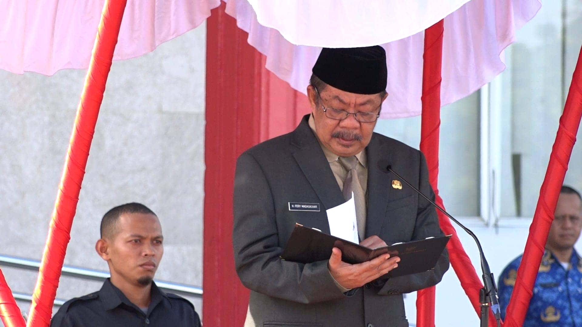 PEMDA SAMBAS GELAR UPACARA PERINGATAN OTDA KE-28