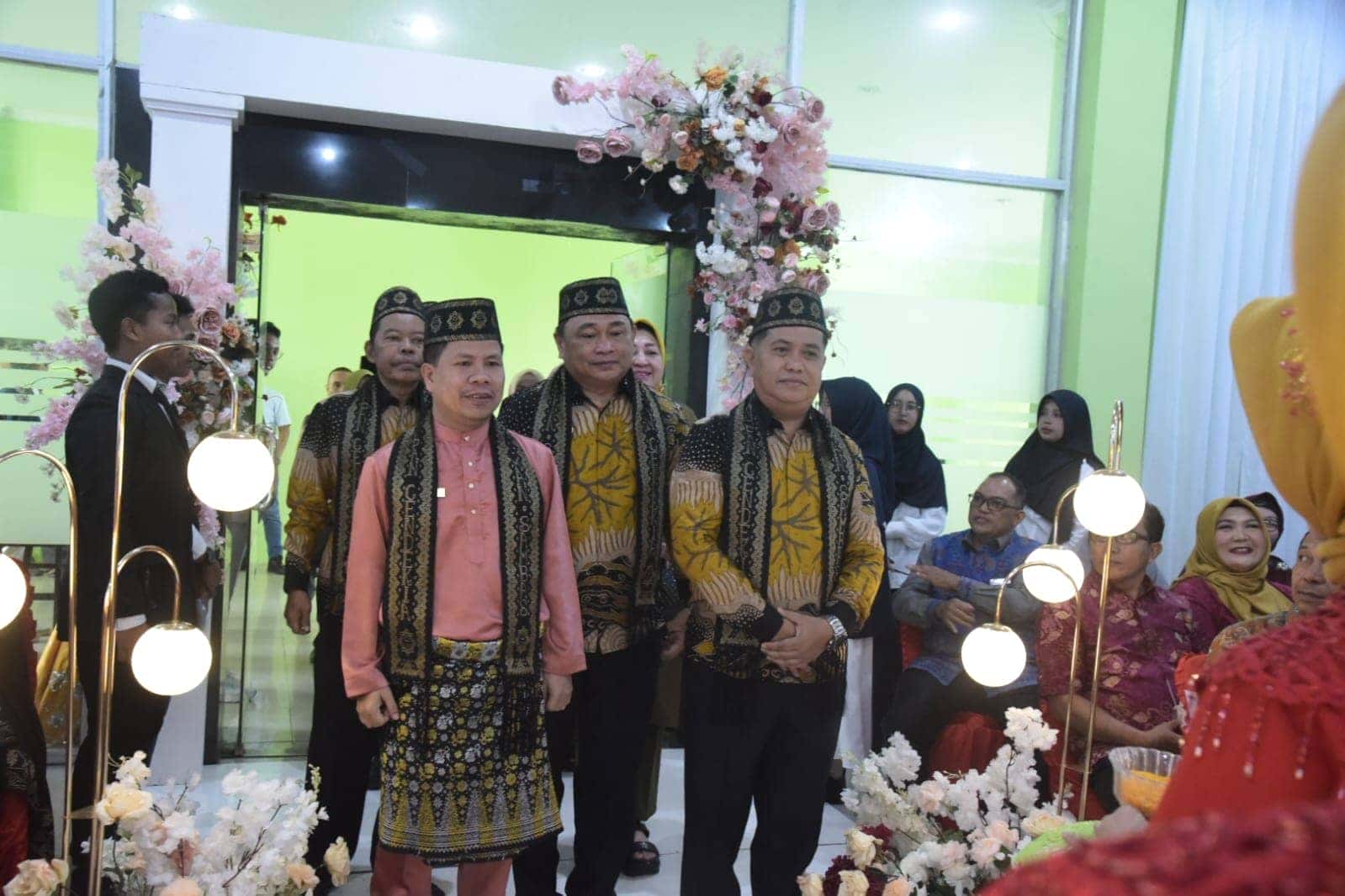 BUPATI SATONO HADIRI PENGUKUHAN TAHFIDZ QUR'AN DAN PENGHANTAR STUDI SISWA MAN INSAN CENDEKIA SAMBAS