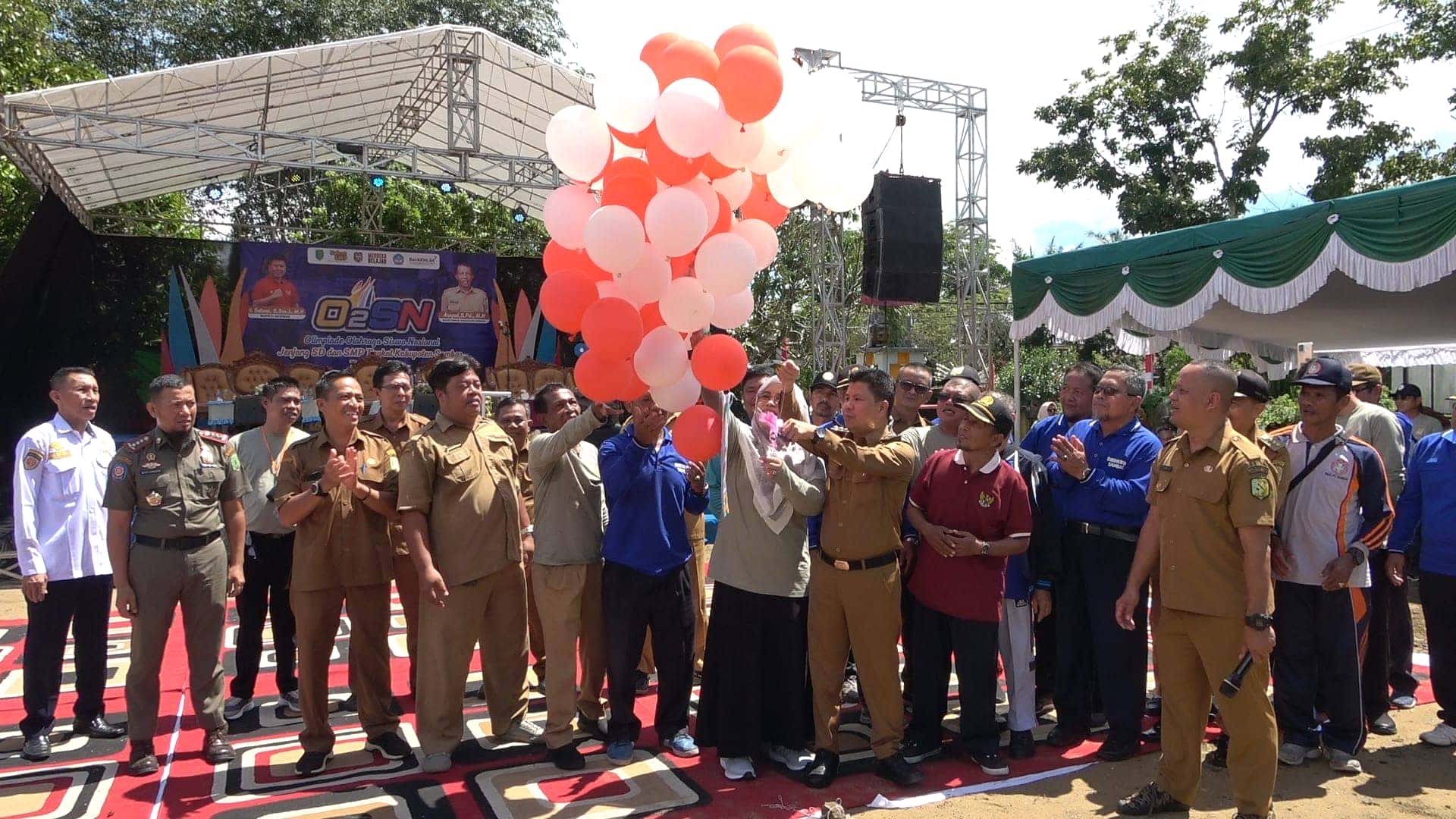 DEMI KEBANGKITAN PRESTASI OLAHRAGA DI KAB. SAMBAS, BUPATI SATONO MEMBERIKAN ATENSI LEBIH KEPADA PENGEMBANGAN PRESTASI ANAK DI O2SN