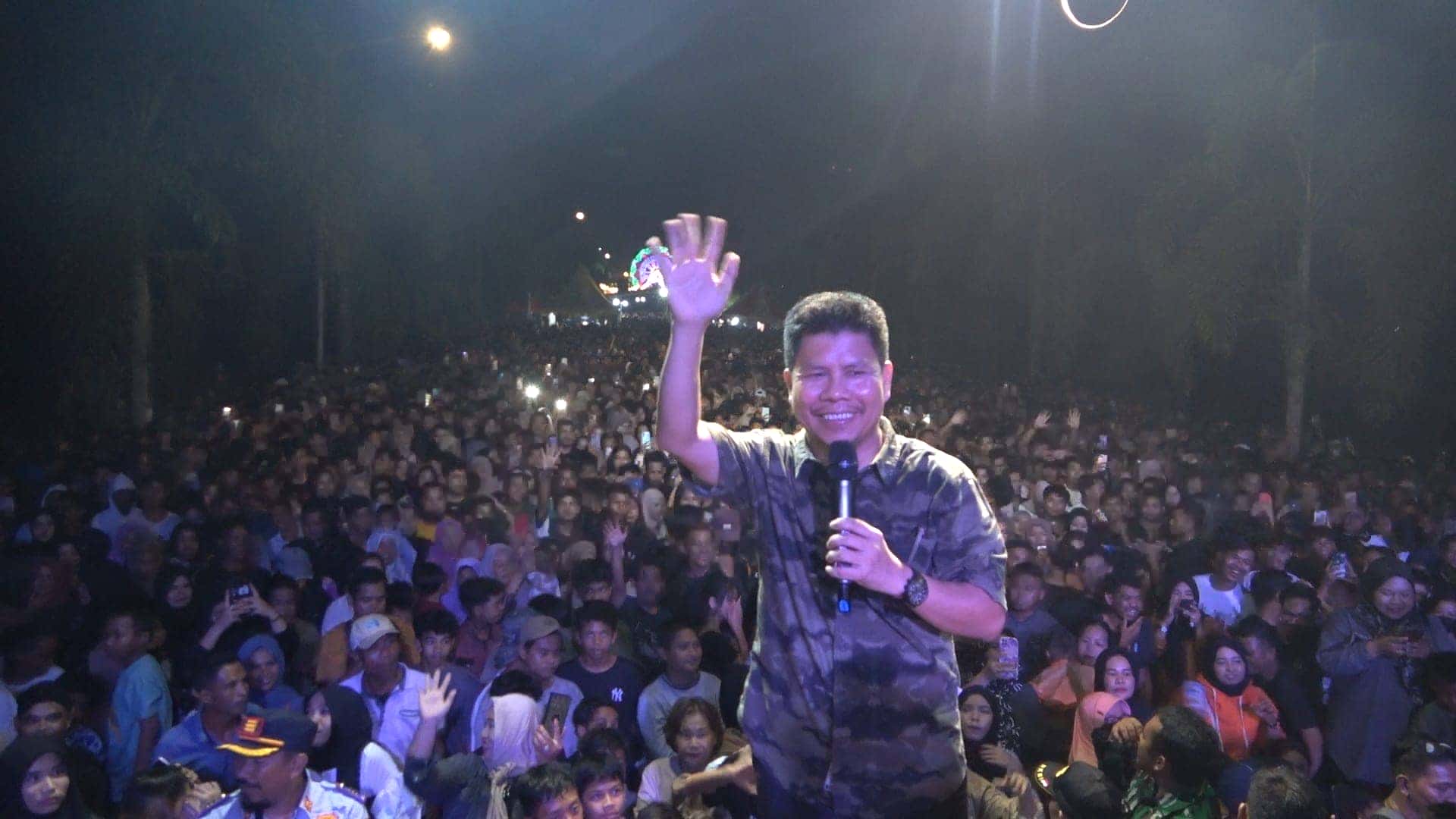 BUPATI SATONO SENANG LIAT ANTUSIAS WARGA PADATI KEGIATAN MALAM HIBURAN HALO SAMBAS FESTIVAL