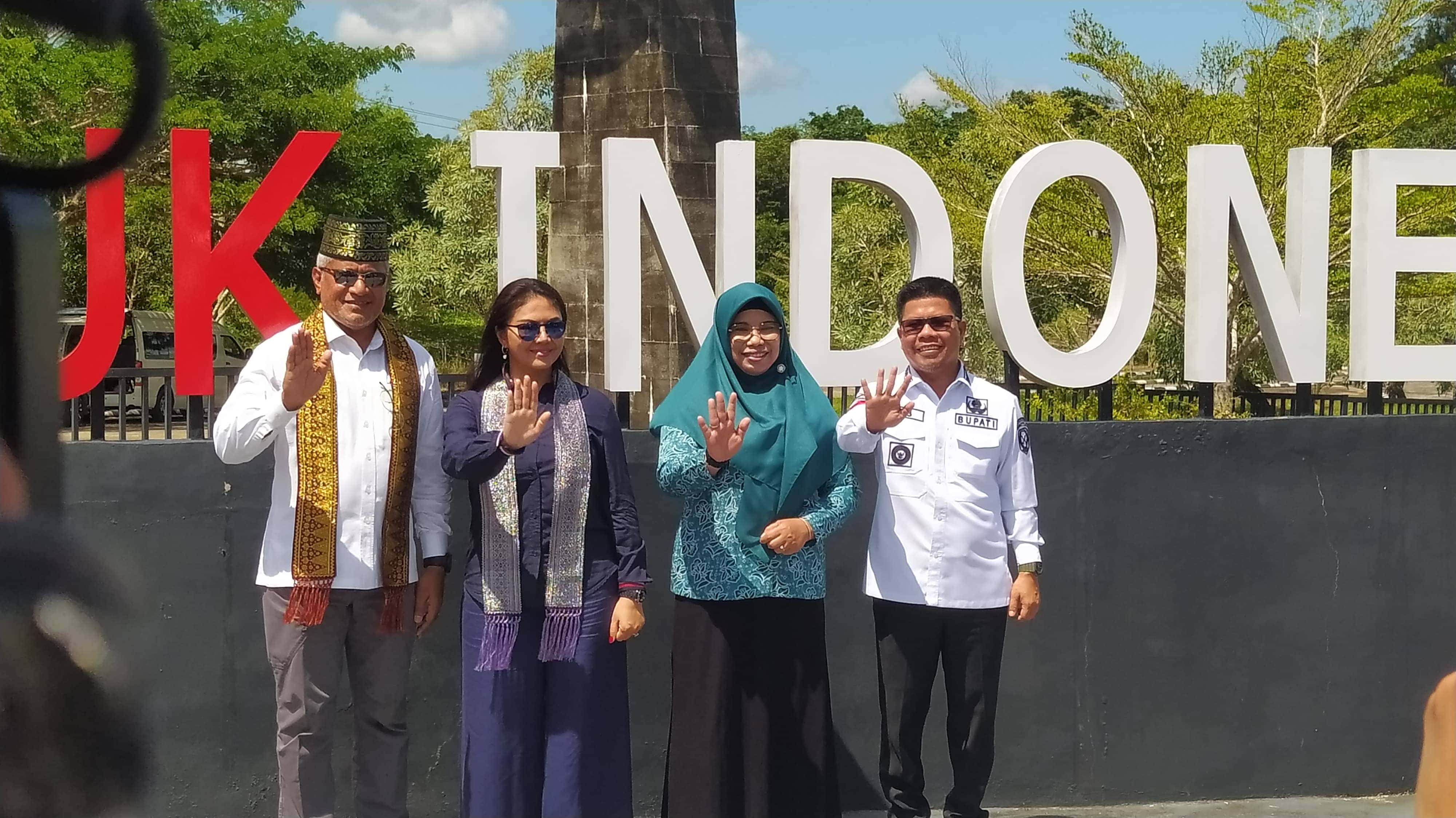 BUPATI SAMBAS SATONO BERSAMA KEPALA BNN RI DEKLARASI SAMBAS BERSIH NARKOBA DI ARUK SAJINGAN BESAR