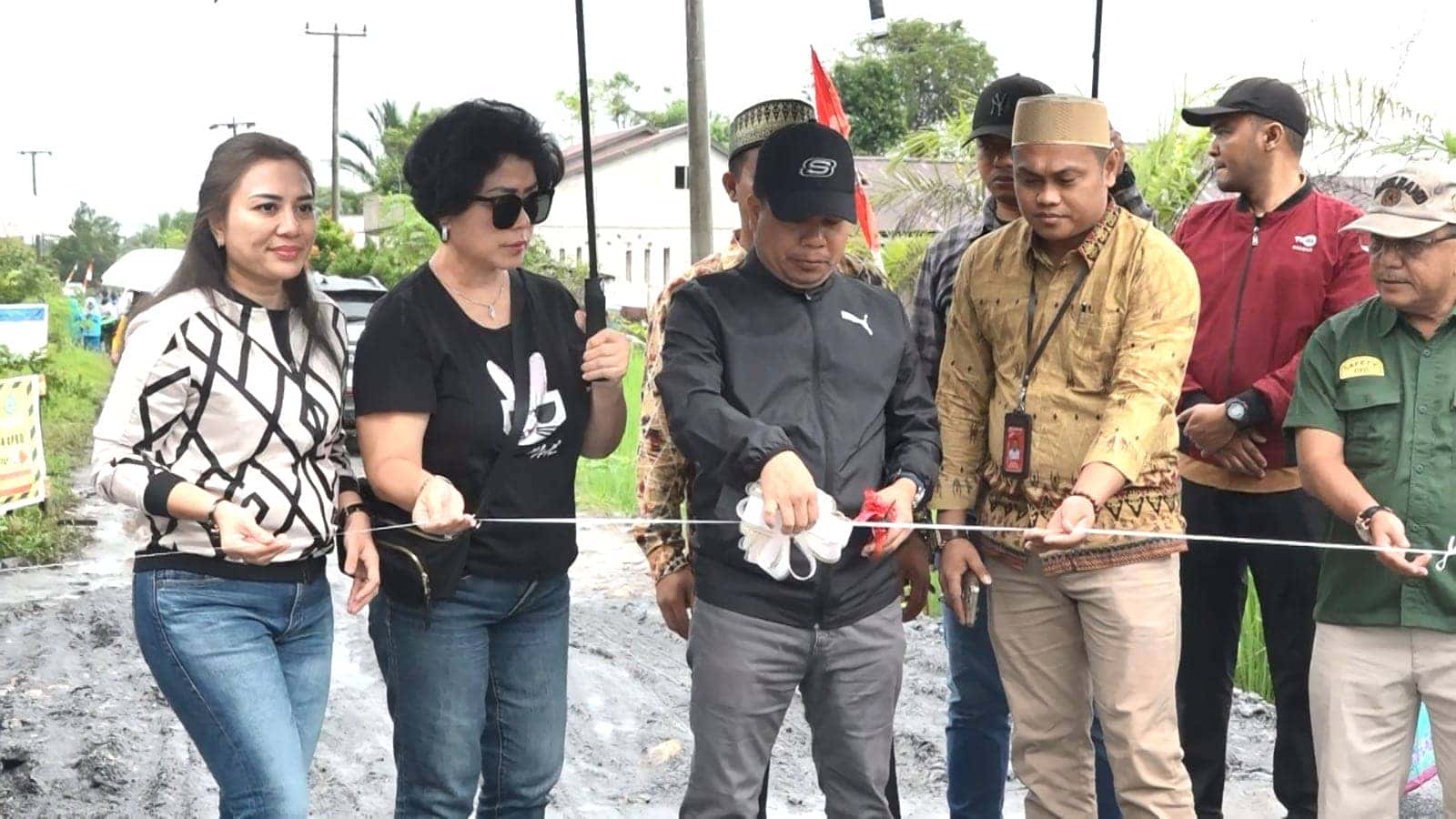 BUPATI SAMBAS SATONO RESMIKAN JEMBATAN BERKEMAJUAN KE 52 DI DUSUN MADANG DESA SULUNG SEJANGKUNG