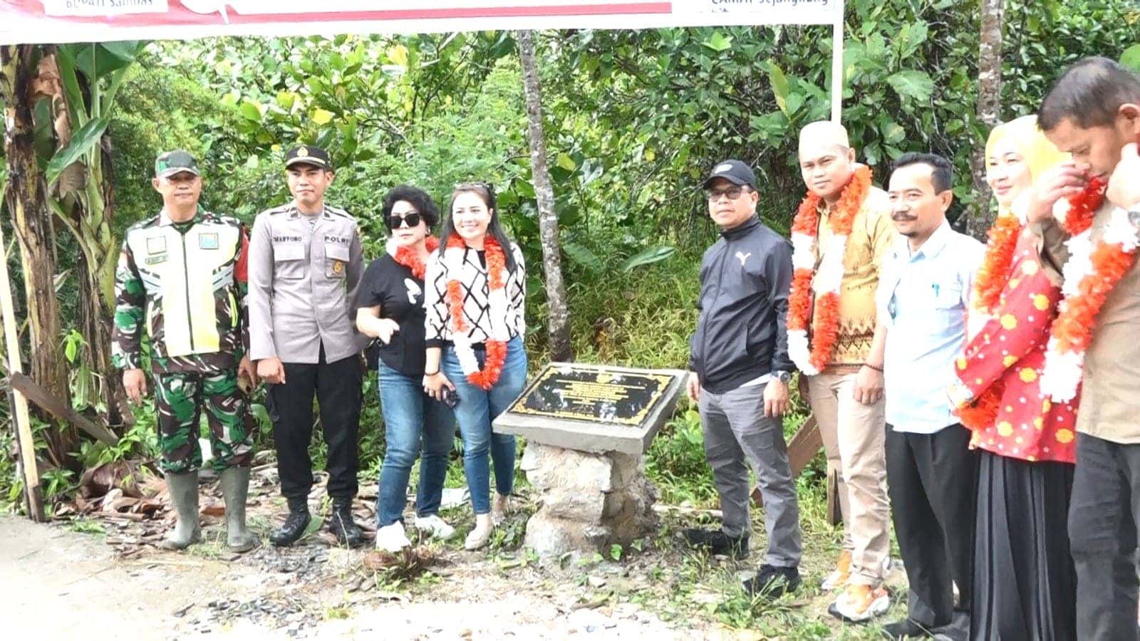 DISAMBUT MUSIK TANJIDOR, BUPATI SATONO RESMIKAN JEMBATAN BERKEMAJUAN 50 SEKUDUK