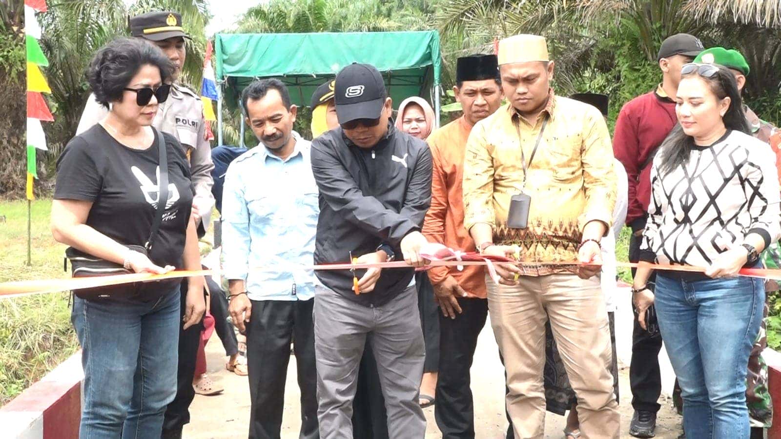 BUPATI SATONO RESMIKAN JEMBATAN KE 51 BERSAMA DONATUR DI DESA SEPANTAI