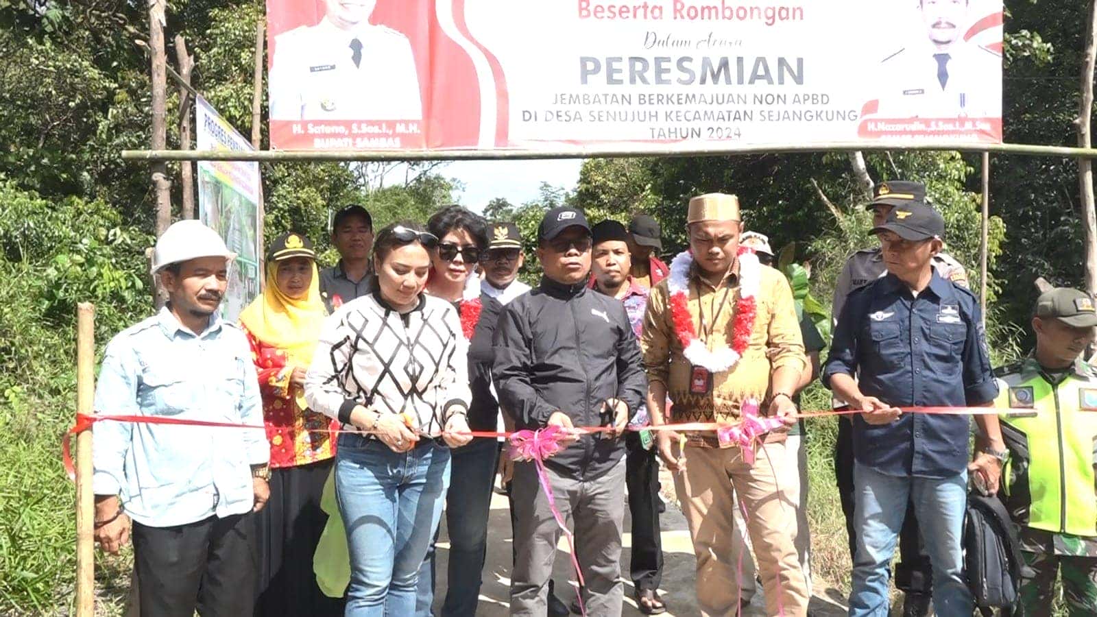 JEMBATAN BERKEMAJUAN KE 49 DESA SENUJUH DONATUR RAMAYANA DIRESMIKAN BUPATI SATONO