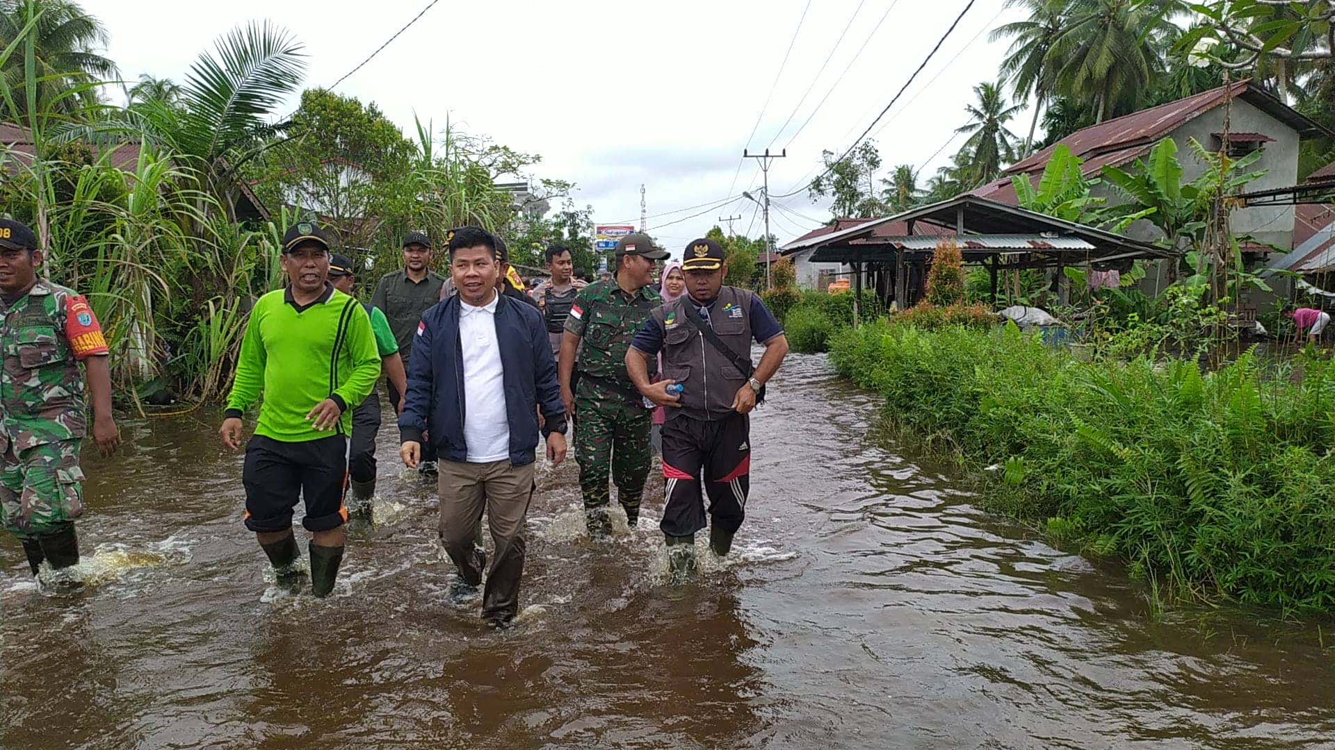 Beri Dukungan Moril Musibah Banjir, Bupati Satono Salurkan Bantuan Di Jawai Dan Tekarang
