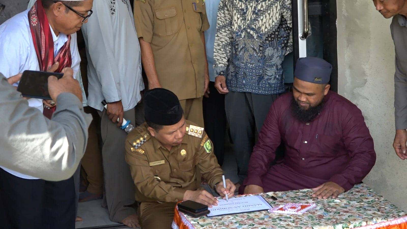 Resmikan Mesjid As-Sobirin Tebas, Bupati Satono Tambah Bantuan Dana Finishing Kepada Pengurus